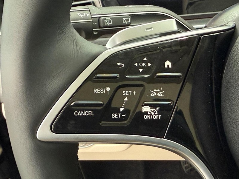 Mercedes-Benz GLS Vehicle Image 9