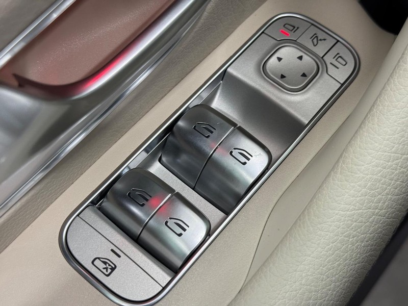 Mercedes-Benz GLS Vehicle Image 14