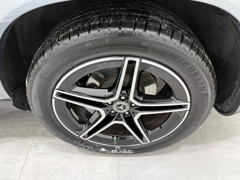 Mercedes-Benz GLS Vehicle Full-screen Gallery Image 05