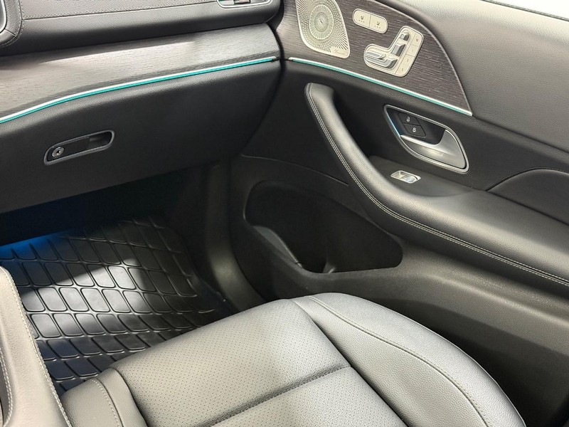 Mercedes-Benz GLS Vehicle Full-screen Gallery Image 13