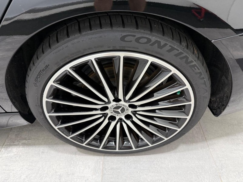 Mercedes-Benz C-Class Vehicle Image 5