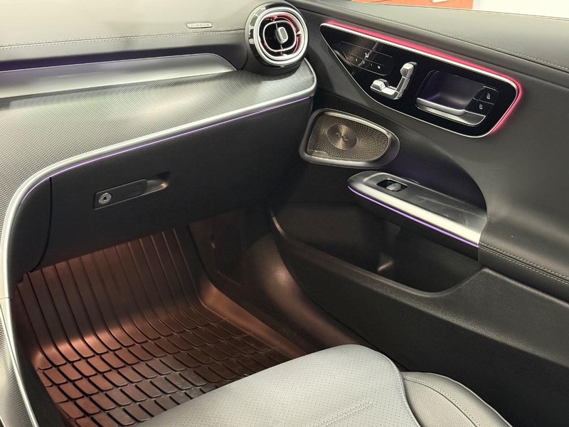 Mercedes-Benz C-Class Vehicle Image 12