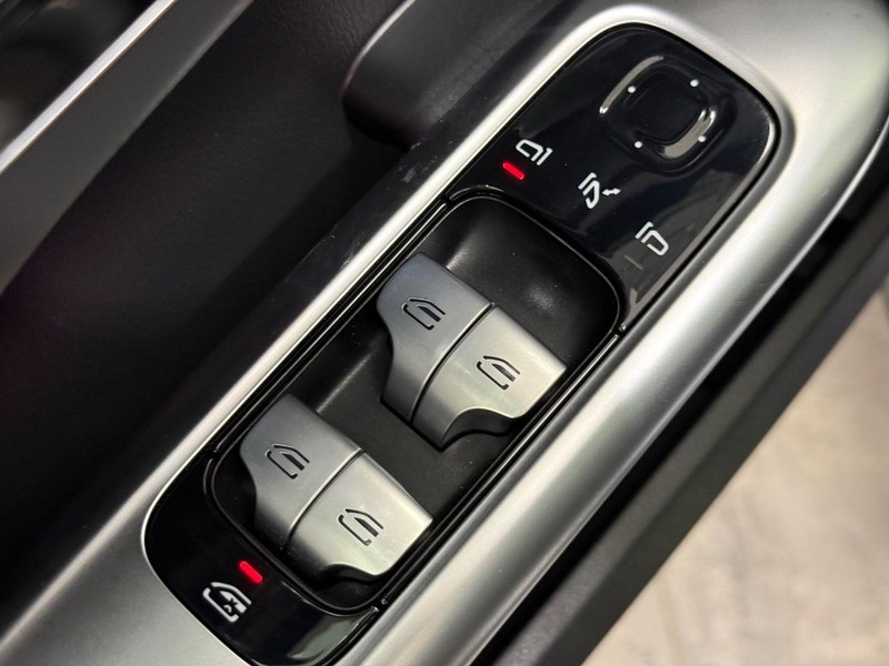 Mercedes-Benz C-Class Vehicle Image 18