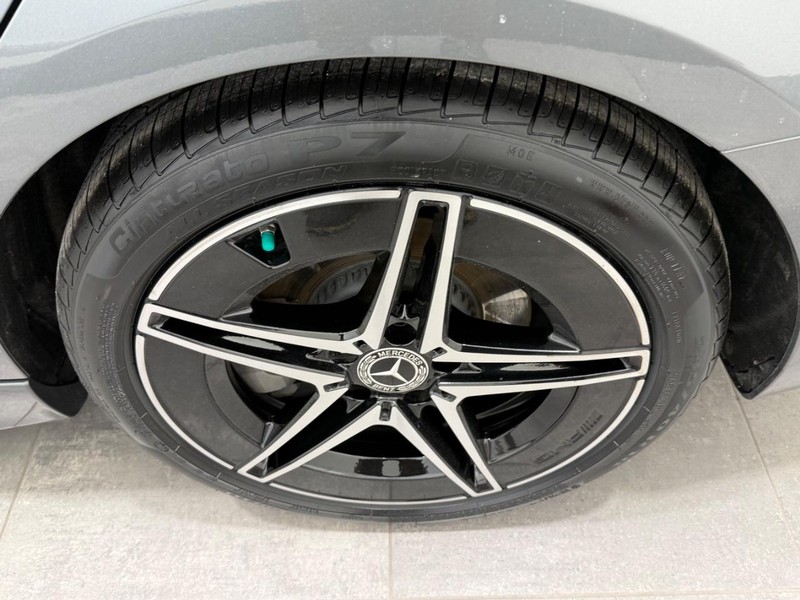 Mercedes-Benz C-Class Vehicle Full-screen Gallery Image 06