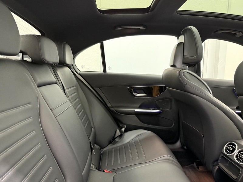 Mercedes-Benz C-Class Vehicle Full-screen Gallery Image 08