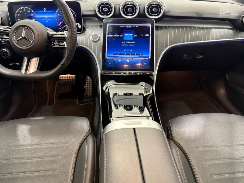 Mercedes-Benz C-Class Vehicle Full-screen Gallery Image 09