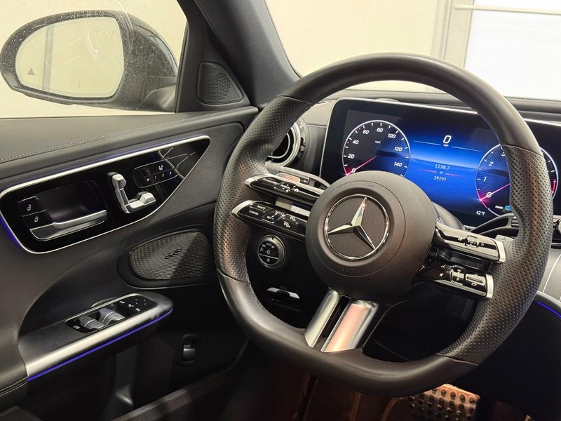 Mercedes-Benz C-Class Vehicle Full-screen Gallery Image 11