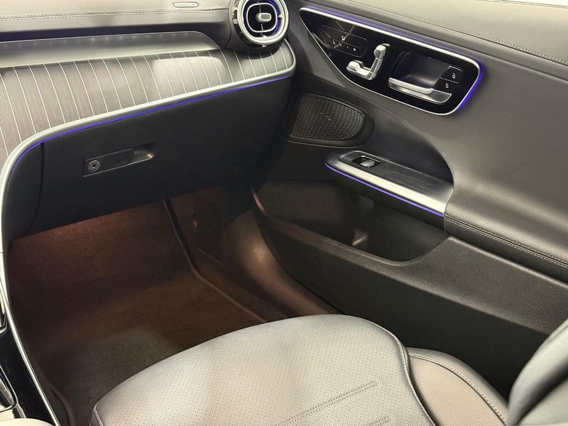 Mercedes-Benz C-Class Vehicle Full-screen Gallery Image 12