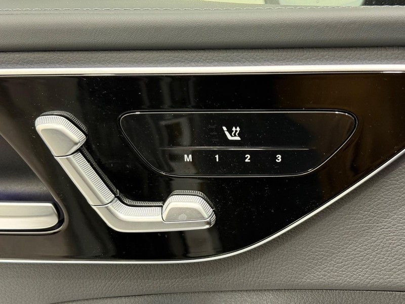 Mercedes-Benz C-Class Vehicle Full-screen Gallery Image 13