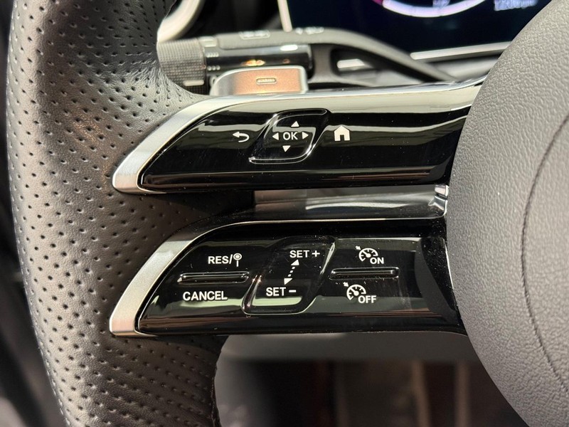 Mercedes-Benz C-Class Vehicle Full-screen Gallery Image 14