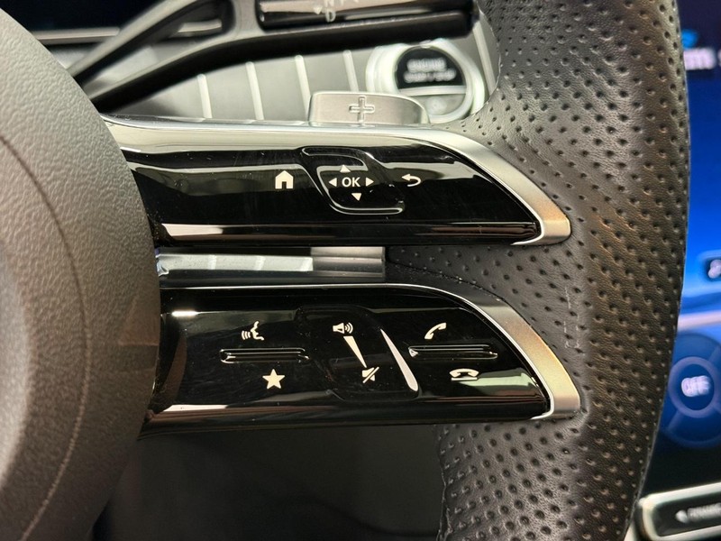 Mercedes-Benz C-Class Vehicle Full-screen Gallery Image 15