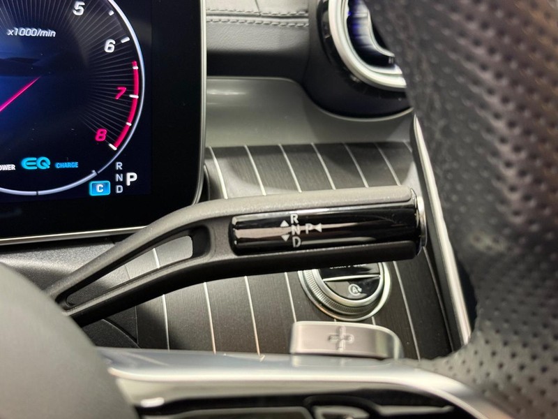 Mercedes-Benz C-Class Vehicle Full-screen Gallery Image 16