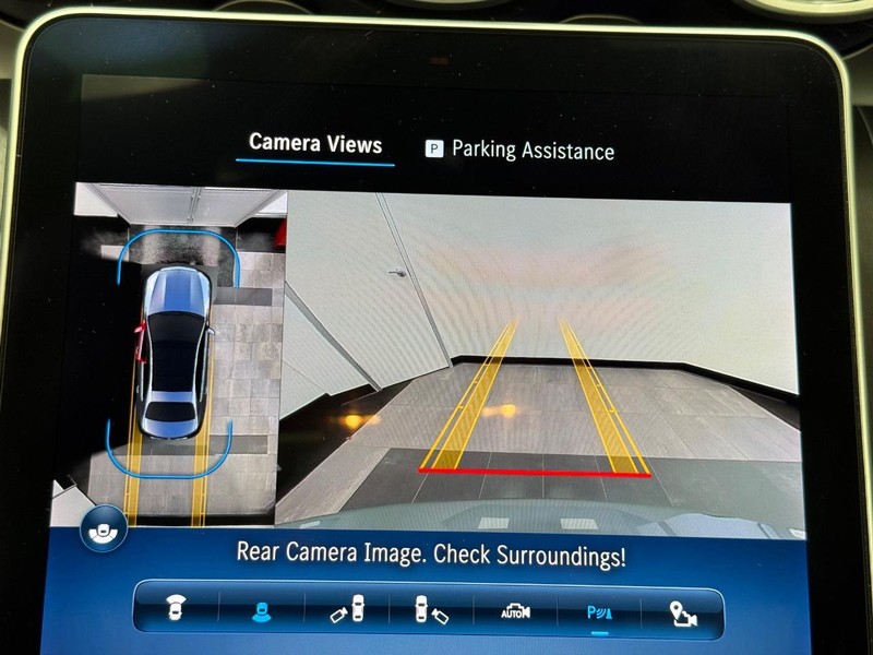 Mercedes-Benz C-Class Vehicle Full-screen Gallery Image 17