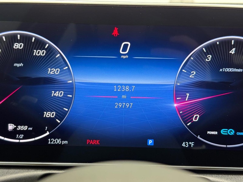 Mercedes-Benz C-Class Vehicle Full-screen Gallery Image 19