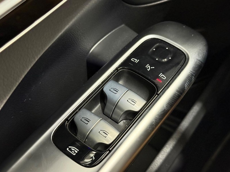 Mercedes-Benz C-Class Vehicle Full-screen Gallery Image 20