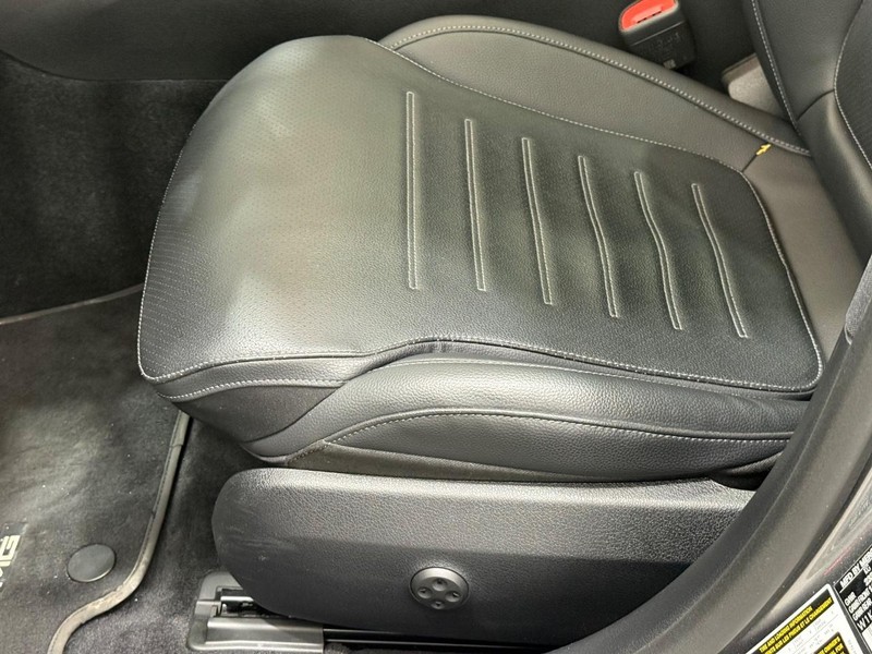 Mercedes-Benz C-Class Vehicle Full-screen Gallery Image 21