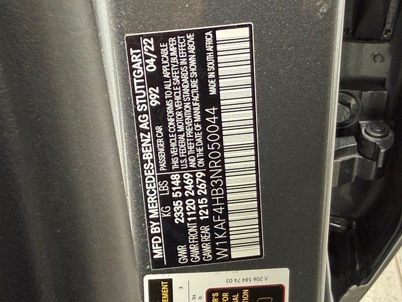 Mercedes-Benz C-Class Vehicle Full-screen Gallery Image 22