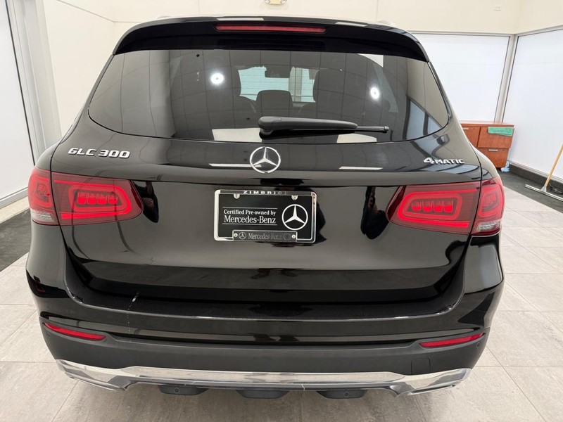 Mercedes-Benz GLC Vehicle Full-screen Gallery Image 03
