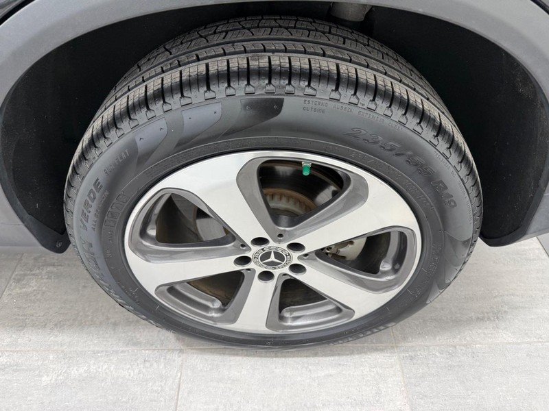 Mercedes-Benz GLC Vehicle Full-screen Gallery Image 05