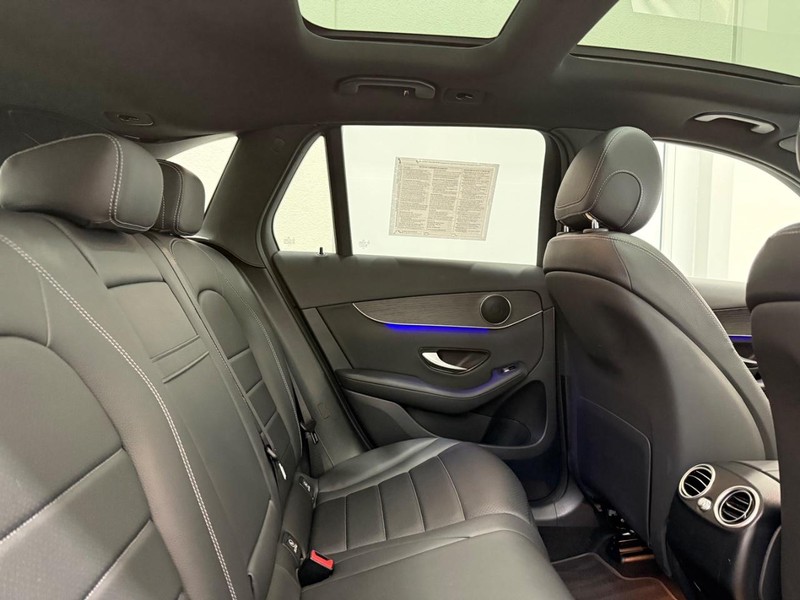 Mercedes-Benz GLC Vehicle Full-screen Gallery Image 09