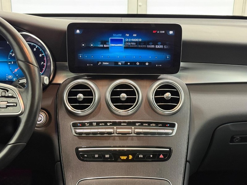 Mercedes-Benz GLC Vehicle Full-screen Gallery Image 11