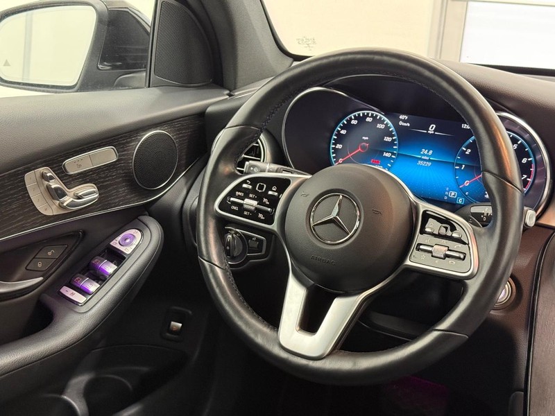 Mercedes-Benz GLC Vehicle Full-screen Gallery Image 12