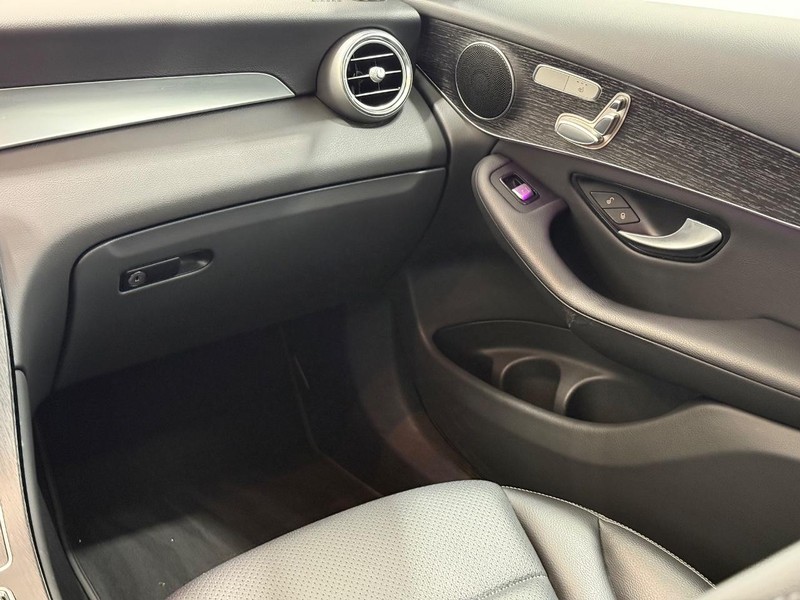 Mercedes-Benz GLC Vehicle Full-screen Gallery Image 13