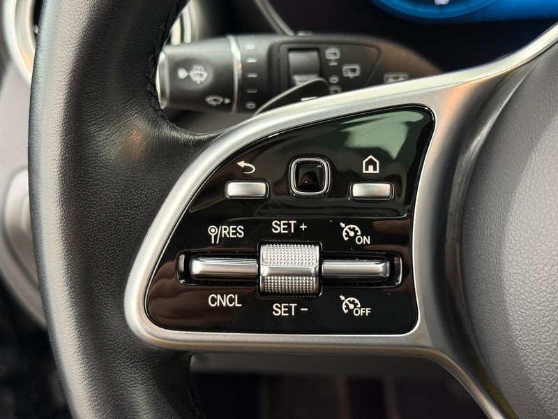 Mercedes-Benz GLC Vehicle Full-screen Gallery Image 15