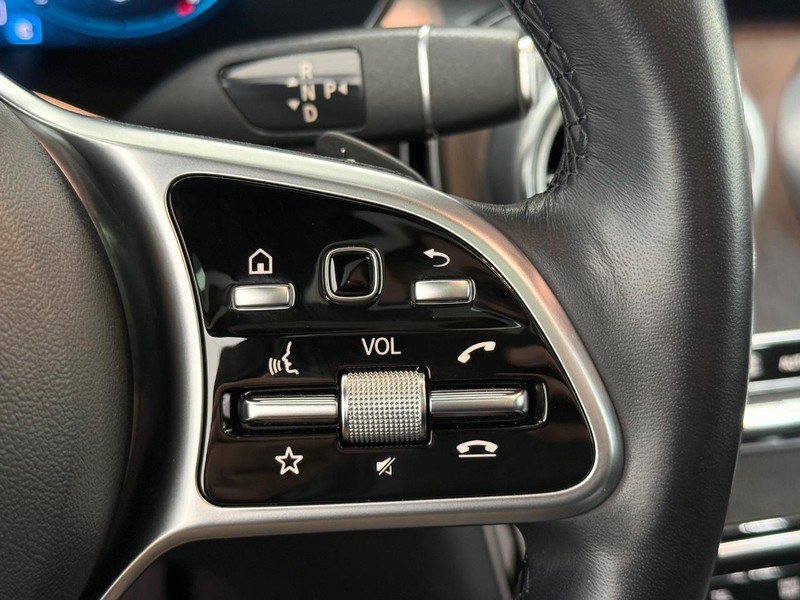 Mercedes-Benz GLC Vehicle Full-screen Gallery Image 16