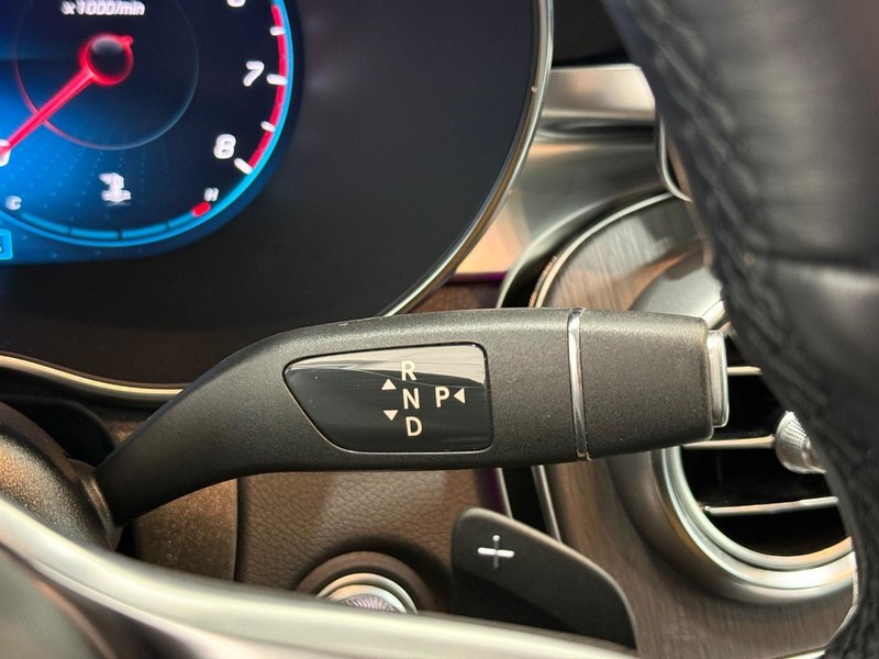 Mercedes-Benz GLC Vehicle Full-screen Gallery Image 17