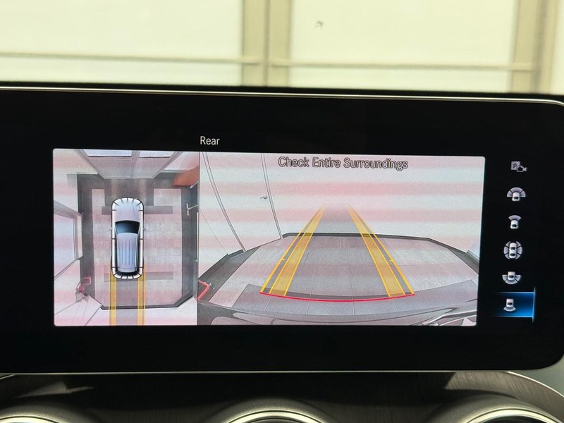 Mercedes-Benz GLC Vehicle Full-screen Gallery Image 19