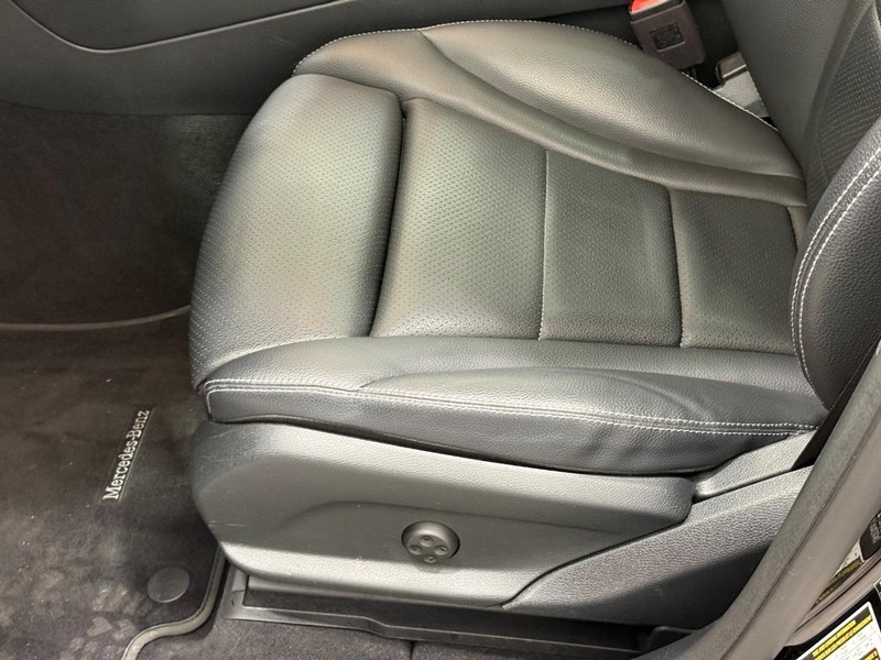 Mercedes-Benz GLC Vehicle Full-screen Gallery Image 21