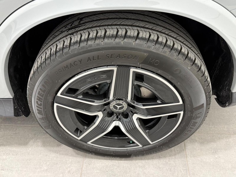 Mercedes-Benz GLC Vehicle Full-screen Gallery Image 05