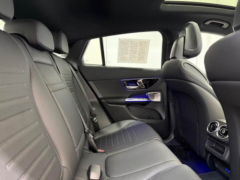 Mercedes-Benz GLC Vehicle Full-screen Gallery Image 08