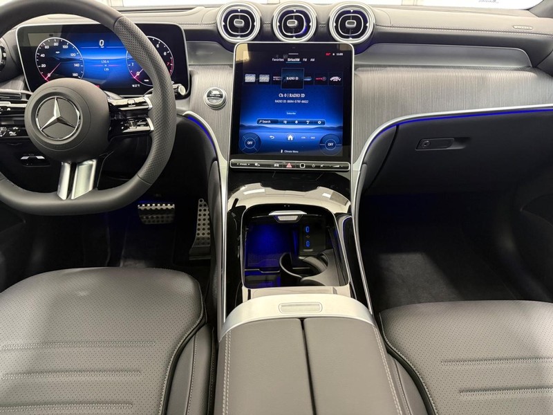 Mercedes-Benz GLC Vehicle Full-screen Gallery Image 09