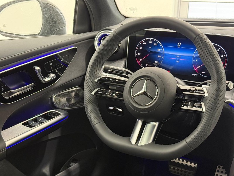 Mercedes-Benz GLC Vehicle Full-screen Gallery Image 11