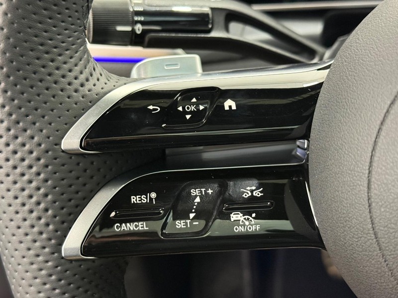 Mercedes-Benz GLC Vehicle Full-screen Gallery Image 14