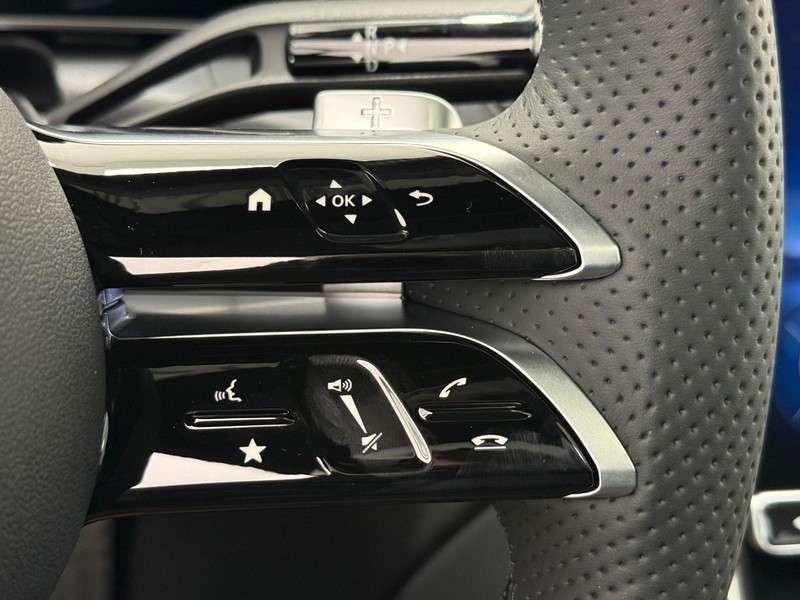 Mercedes-Benz GLC Vehicle Full-screen Gallery Image 15