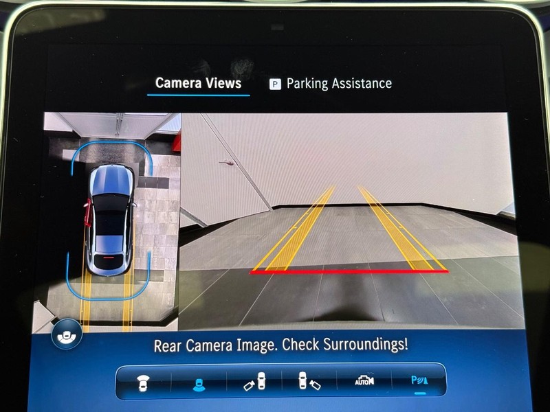 Mercedes-Benz GLC Vehicle Full-screen Gallery Image 17