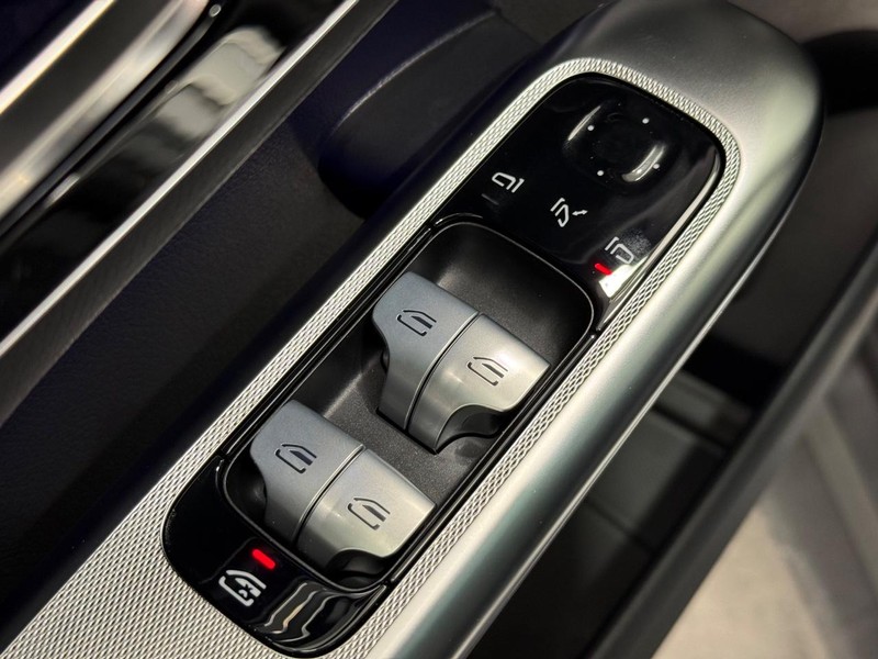 Mercedes-Benz GLC Vehicle Full-screen Gallery Image 18