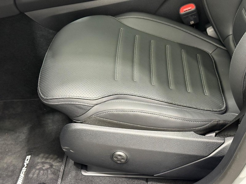 Mercedes-Benz GLC Vehicle Full-screen Gallery Image 19