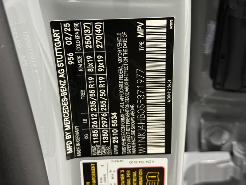 Mercedes-Benz GLC Vehicle Full-screen Gallery Image 20