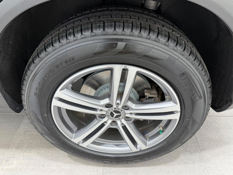 Mercedes-Benz GLC Vehicle Full-screen Gallery Image 05