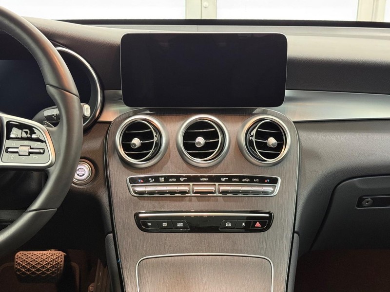 Mercedes-Benz GLC Vehicle Full-screen Gallery Image 10