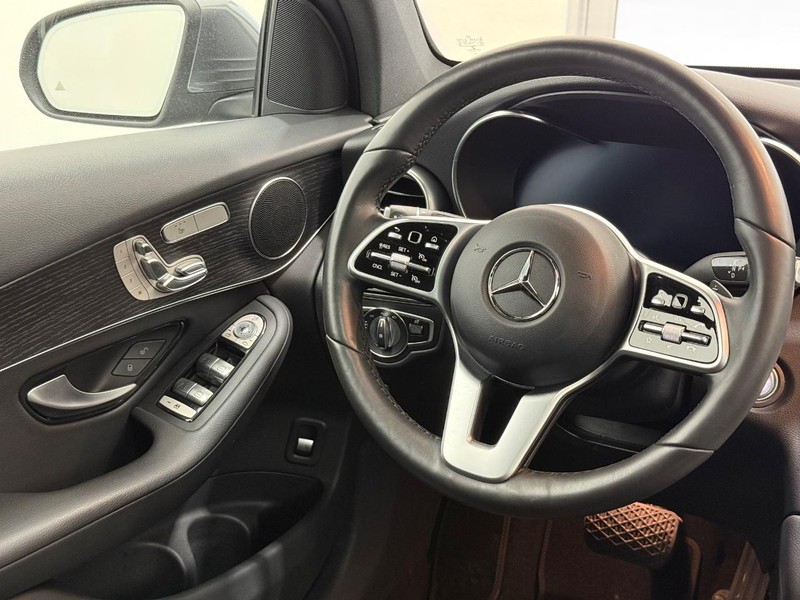 Mercedes-Benz GLC Vehicle Full-screen Gallery Image 11
