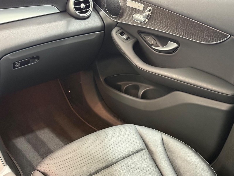 Mercedes-Benz GLC Vehicle Full-screen Gallery Image 12