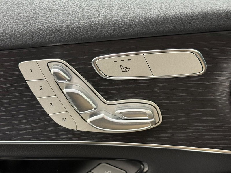 Mercedes-Benz GLC Vehicle Full-screen Gallery Image 13