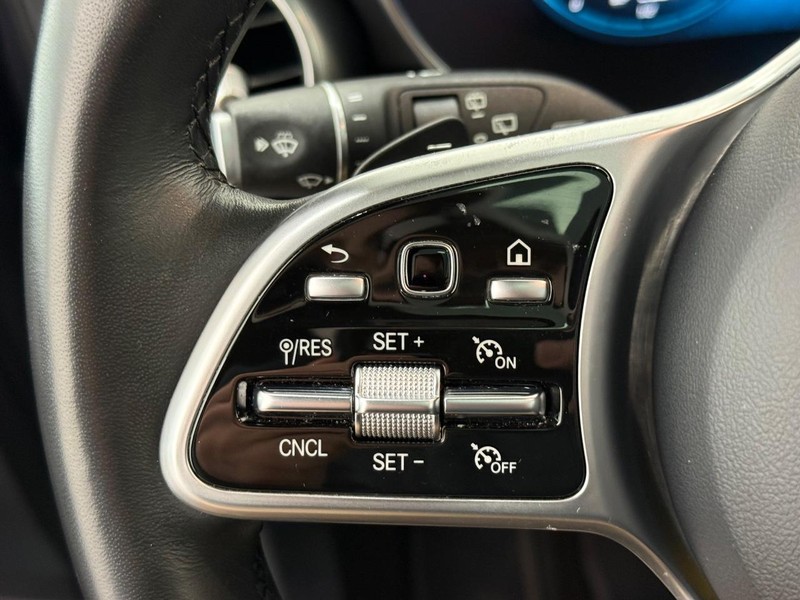 Mercedes-Benz GLC Vehicle Full-screen Gallery Image 14