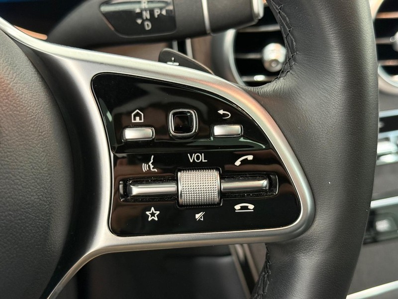 Mercedes-Benz GLC Vehicle Full-screen Gallery Image 15