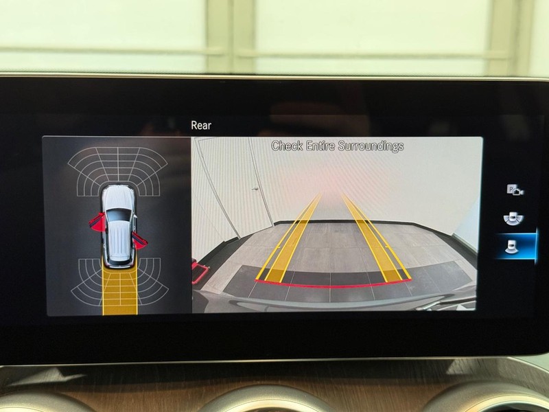 Mercedes-Benz GLC Vehicle Full-screen Gallery Image 17